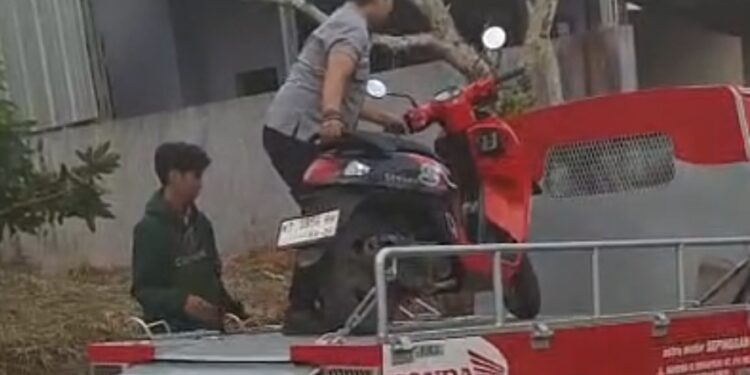 Foto : Motor milik Fredy dijemput pihak dealer setelah mendadak mati usai isi Pertamax