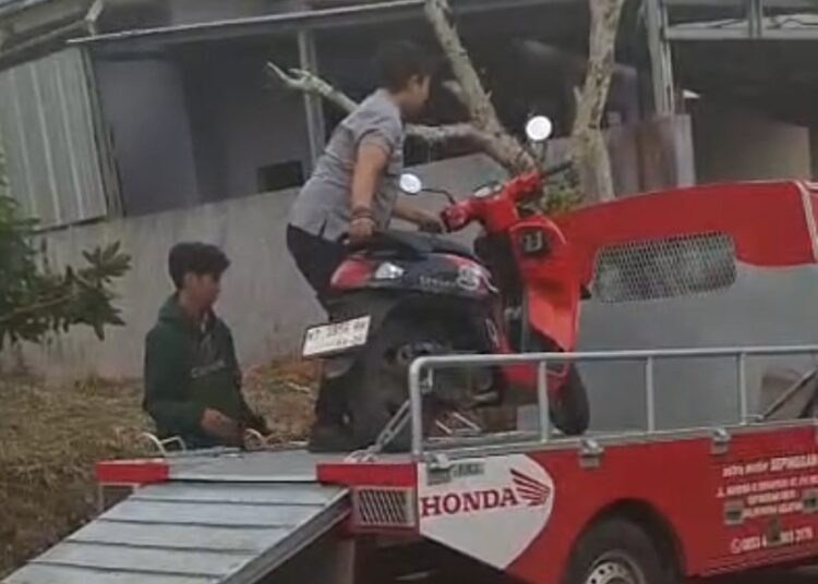 Foto : Motor milik Fredy dijemput pihak dealer setelah mendadak mati usai isi Pertamax