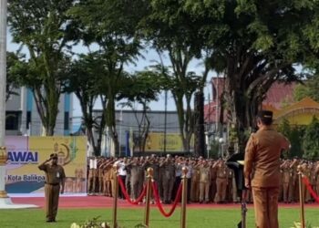 Wali Kota Balikpapan, Rahmad Mas’ud, memimpin apel gabungan sekaligus halalbihalal bersama ASN
