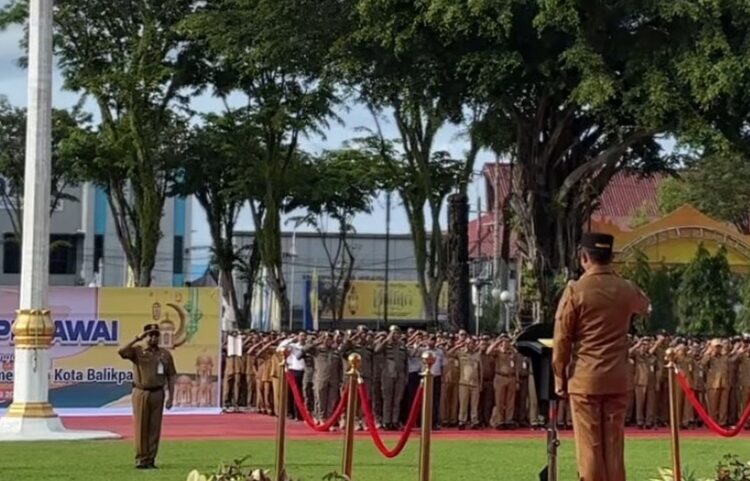 Wali Kota Balikpapan, Rahmad Mas’ud, memimpin apel gabungan sekaligus halalbihalal bersama ASN