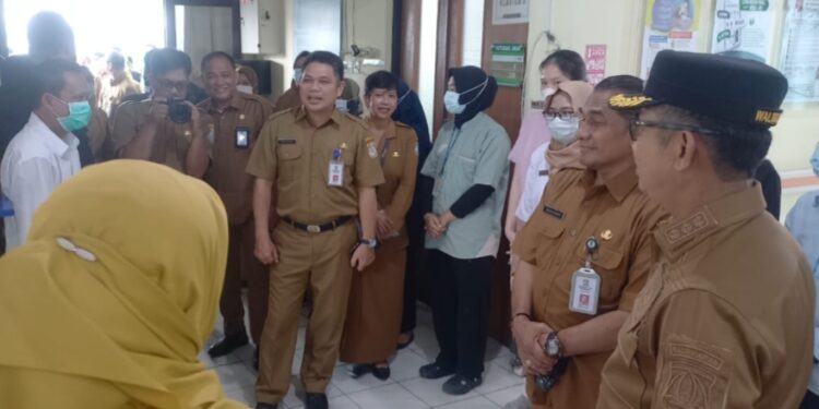 Rahmad Mas’ud, menggelar inspeksi mendadak (sidak) ke sejumlah layanan publik pada hari pertama kerja setelah cuti bersama Idulfitri 1446 Hijriah, Selasa, 8 April 2025.
