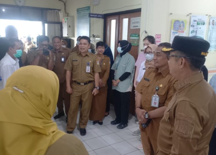 Rahmad Mas’ud, menggelar inspeksi mendadak (sidak) ke sejumlah layanan publik pada hari pertama kerja setelah cuti bersama Idulfitri 1446 Hijriah, Selasa, 8 April 2025.