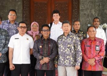 Pertemuan antara Wali Kota Balikpapan, Rahmad Mas'ud, dan Ketua Dewan Penasihat KADIN Indonesia sekaligus Pimpinan Arsari Group, Hashim Djojohadikusumo