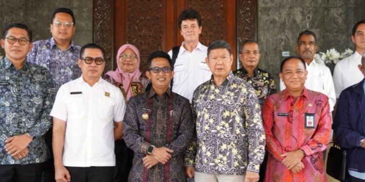 Pertemuan antara Wali Kota Balikpapan, Rahmad Mas'ud, dan Ketua Dewan Penasihat KADIN Indonesia sekaligus Pimpinan Arsari Group, Hashim Djojohadikusumo