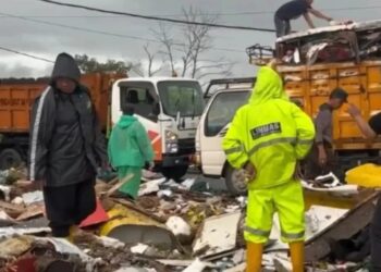 Pembersihan sampah di kawasan Bukit Cinta