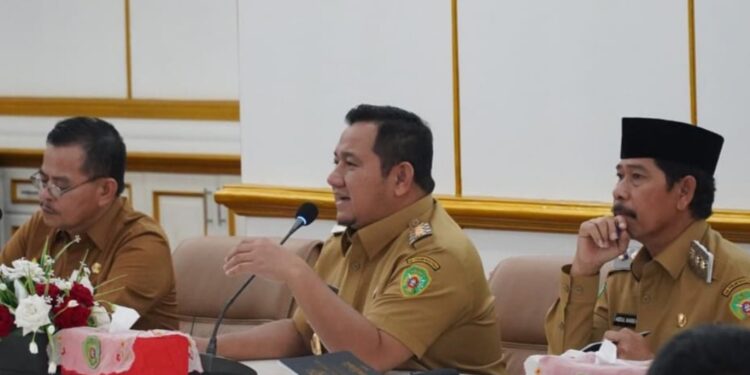 Bupati PPU, Mudyat Noor, pimpin rapat koordinasi