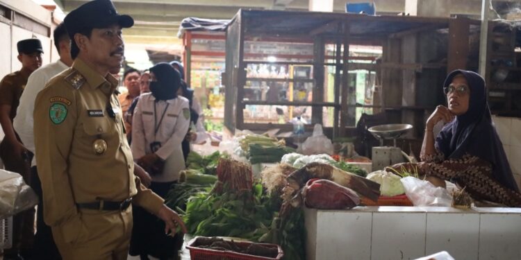Abdul Waris Muin melakukan kunjungan ke Pasar Tradisional Kelurahan Nenang pada Senin, 21 April 2025