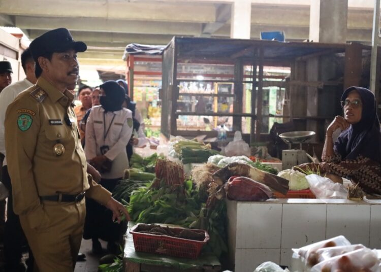 Abdul Waris Muin melakukan kunjungan ke Pasar Tradisional Kelurahan Nenang pada Senin, 21 April 2025