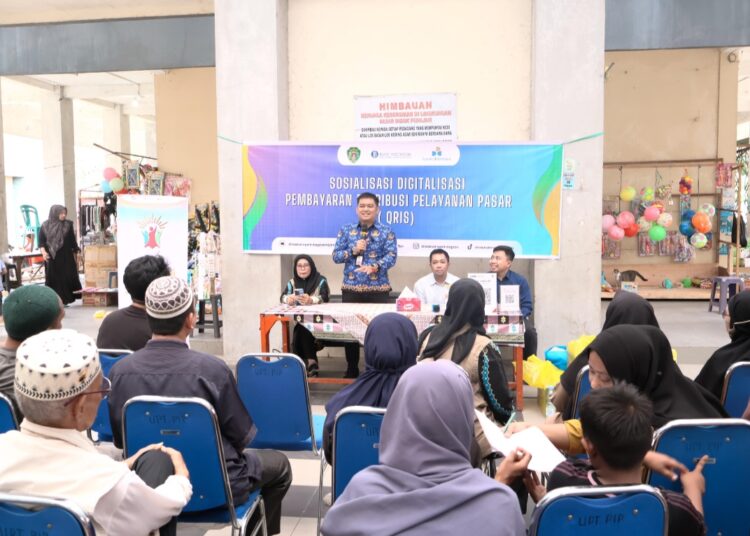 Sosialisasi pembayaran retribusi pasar menggunakan Quick Response Code Indonesian Standard (QRIS). 