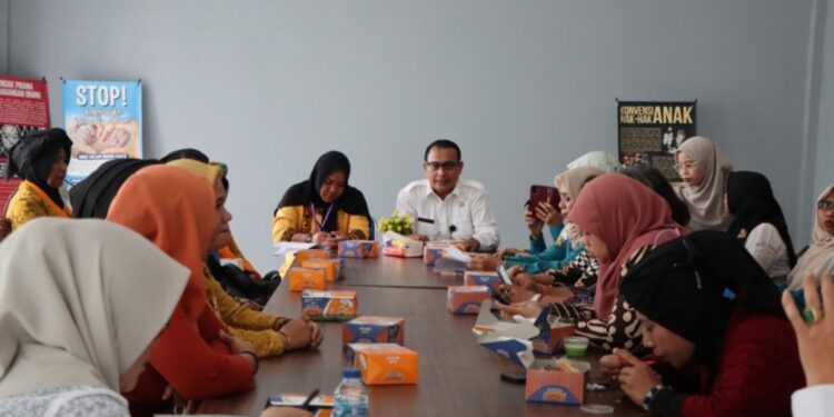 Kunjungan Persekutuan Perempuan Adat Nusantara (Perempuan Aman) di balai Penyuluhan KB Kecamatan Penajam 