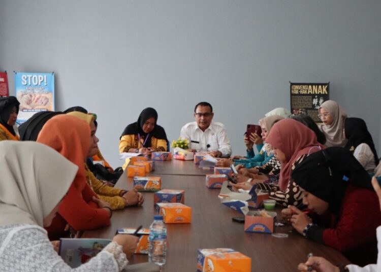 Kunjungan Persekutuan Perempuan Adat Nusantara (Perempuan Aman) di balai Penyuluhan KB Kecamatan Penajam 