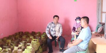 Margono Hadi Sutanto, bersama tim dari Bidang Perdagangan sidak di sejumlah pangkalan LPG di Desa Babulu Darat, Kecamatan Babulu
