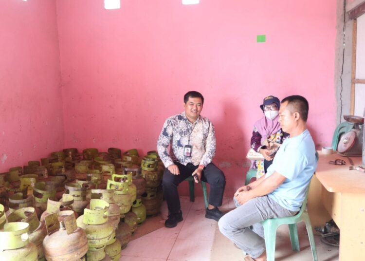 Margono Hadi Sutanto, bersama tim dari Bidang Perdagangan sidak di sejumlah pangkalan LPG di Desa Babulu Darat, Kecamatan Babulu