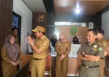Abdul Waris Muin, melakukan inspeksi mendadak (sidak) di sejumlah kantor kelurahan