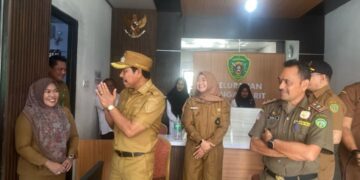 Abdul Waris Muin, melakukan inspeksi mendadak (sidak) di sejumlah kantor kelurahan