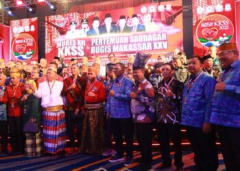Abdul Waris Muin, menghadiri Musyawarah Besar (Mubes) XII Kerukunan Keluarga Sulawesi Selatan (KKSS) yang dirangkai dengan Pertemuan Saudagar Bugis-Makassar (PSBM) XXV di Hotel Four Points Makassar