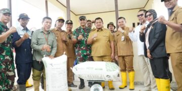 Mudyat Noor, menghadiri Gerakan Panen Raya padi bersama Gabungan Kelompok Tani (Gapoktan) Sri Maju di Desa Sidorejo, Kecamatan Penajam