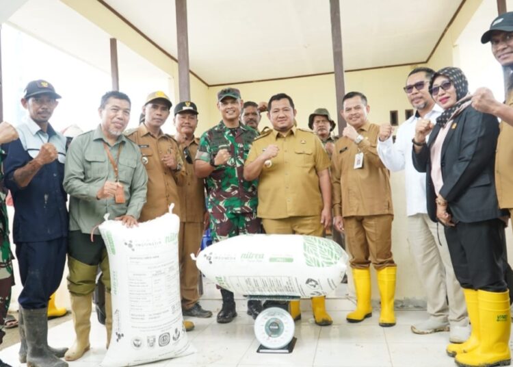 Mudyat Noor, menghadiri Gerakan Panen Raya padi bersama Gabungan Kelompok Tani (Gapoktan) Sri Maju di Desa Sidorejo, Kecamatan Penajam
