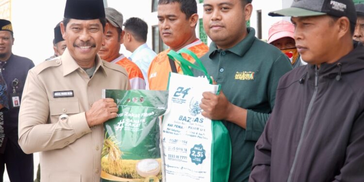 Penyerahan secara simbolis dilakukan oleh Wakil Bupati PPU, Abdul Waris Muin