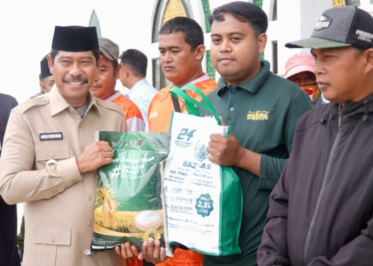 Penyerahan secara simbolis dilakukan oleh Wakil Bupati PPU, Abdul Waris Muin