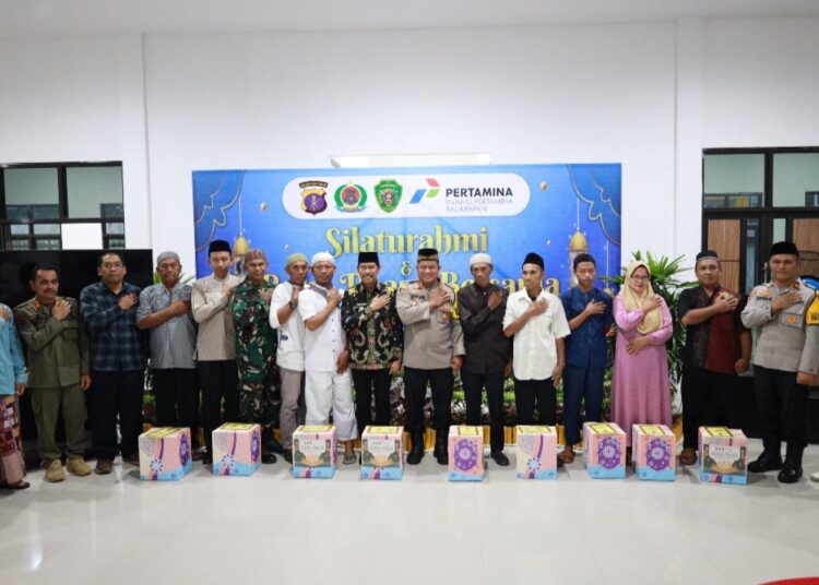 Wakil Bupati PPU, Abdul Waris Muin, dan istri, Indrayani, yang juga Wakil Ketua PKK PPU, tampak menghadiri buka bersama yang digelar Polres PPU