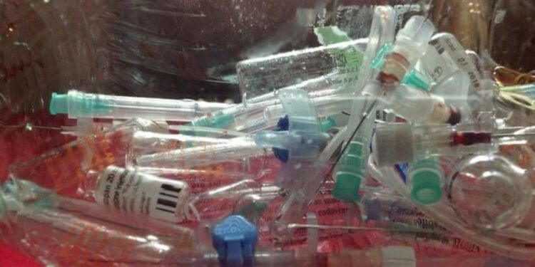 Jarum suntik bekas, perban berdarah, hingga limbah infeksius lain, jika salah penanganan, bisa membawa ancaman serius bagi lingkungan dan kesehatan masyarakat