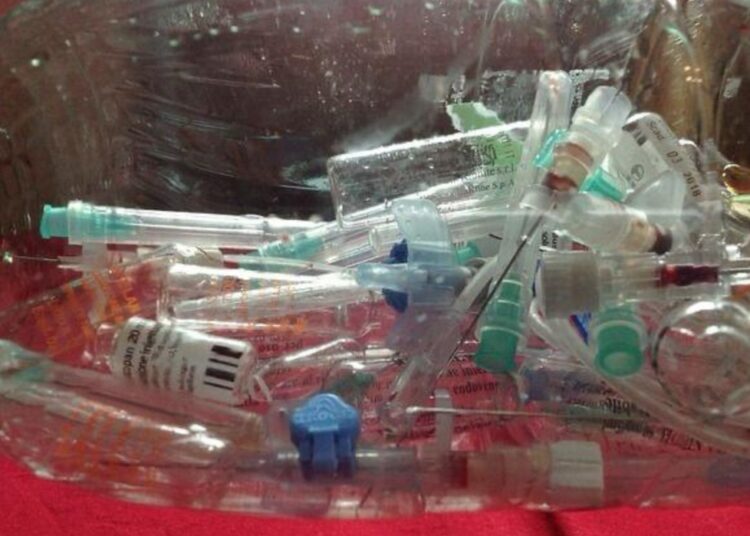 Jarum suntik bekas, perban berdarah, hingga limbah infeksius lain, jika salah penanganan, bisa membawa ancaman serius bagi lingkungan dan kesehatan masyarakat