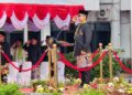 Upacara peringatan Hari Pendidikan Nasional (Hardiknas) 2025 di halaman Balai Kota, Jumat, 2 Mei 2025.