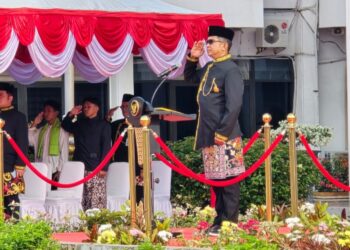 Upacara peringatan Hari Pendidikan Nasional (Hardiknas) 2025 di halaman Balai Kota, Jumat, 2 Mei 2025.