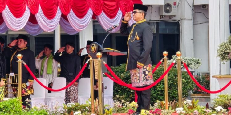 Upacara peringatan Hari Pendidikan Nasional (Hardiknas) 2025 di halaman Balai Kota, Jumat, 2 Mei 2025.