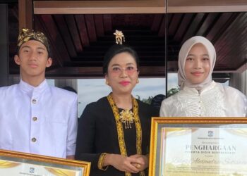 Kepala Disparpora Balikpapan, Ratih Kusuma (tengah)