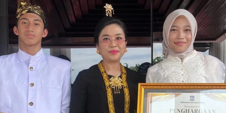 Kepala Disparpora Balikpapan, Ratih Kusuma (tengah)