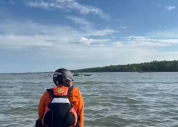 KMP Mukhlisa Karam di Teluk Balikpapan, Penumpang Klotok : Kami Lewat, Sudah Ramai Tim Penolong