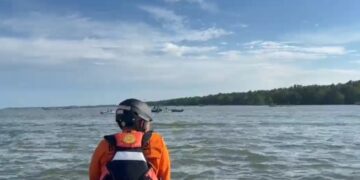 KMP Mukhlisa Karam di Teluk Balikpapan, Penumpang Klotok : Kami Lewat, Sudah Ramai Tim Penolong