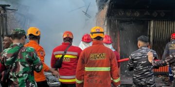 Petugas pemadam Kota Balikpapan berjibaku memadamkan api