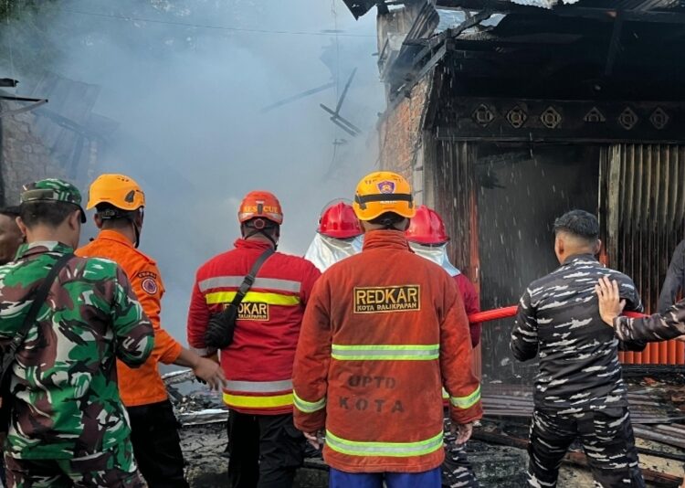 Petugas pemadam Kota Balikpapan berjibaku memadamkan api