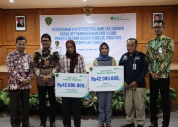 Penyerahan jaminan sosial dilakukan secara simbolis oleh Wakil Bupati Abdul Waris Muin dalam acara resmi di Kantor Bupati PPU, Kamis, 24 April 2025