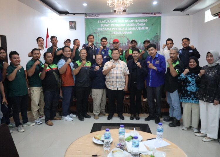 Forum dialog terbuka antara pekerja dan pengusaha dalam kegiatan bertajuk Ngopi Bareng di Hotel Ika Petung, Sabtu pagi, 3 Mei 2025