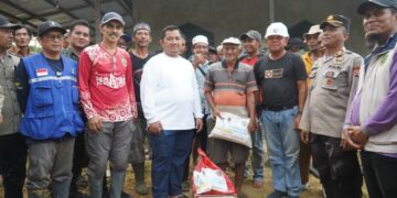 Mudyat Noor, meninjau langsung kondisi jalan berlumpur di wilayah RT 16, Kelurahan Sotek, sekaligus menyalurkan bantuan 