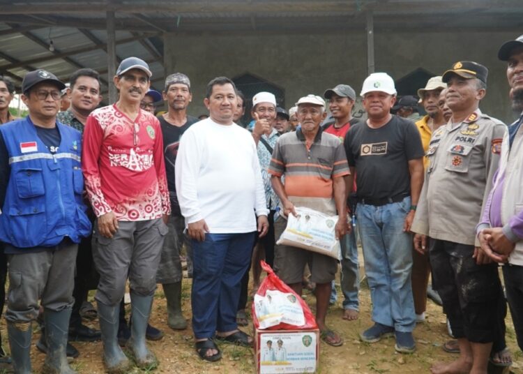 Mudyat Noor, meninjau langsung kondisi jalan berlumpur di wilayah RT 16, Kelurahan Sotek, sekaligus menyalurkan bantuan 