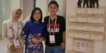 Kepala Dinas Pemuda, Olahraga, dan Pariwisata (Disparpora) Kota Balikpapan, Ratih Kusuma, bersama Agung Widiyanto dan Misa Wulandari.
