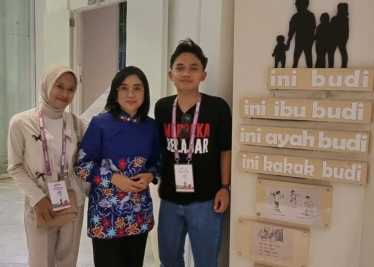 Kepala Dinas Pemuda, Olahraga, dan Pariwisata (Disparpora) Kota Balikpapan, Ratih Kusuma, bersama Agung Widiyanto dan Misa Wulandari.