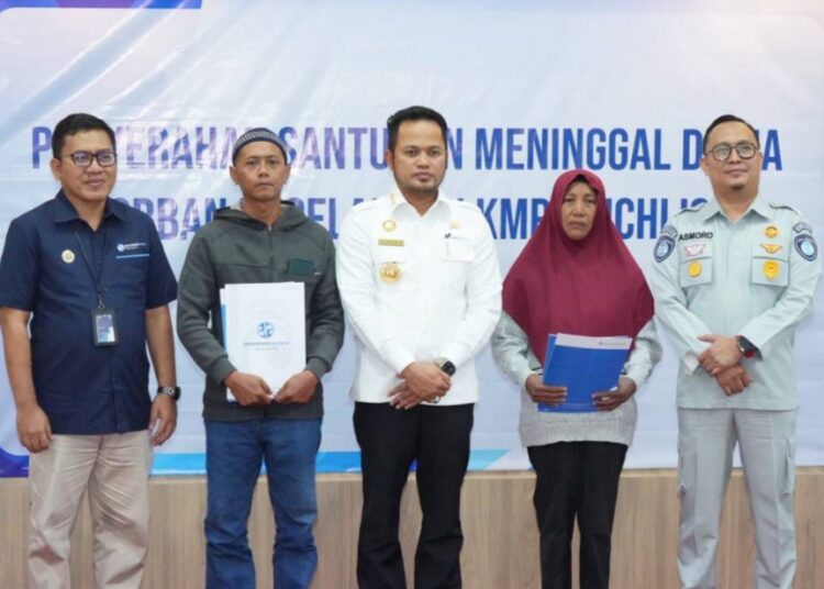 Gubernur Harum Serahkan Santunan Jasa Raharja Kepada Ahli Waris Korban KMP Muchlisa