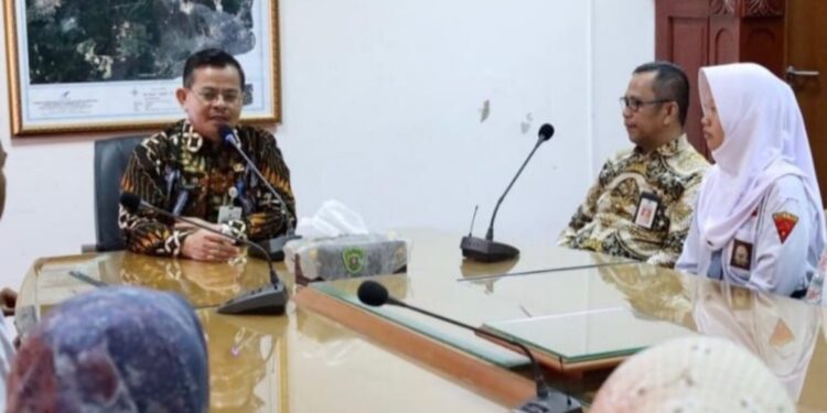 Agus Dahlan menyampaikan bahwa keenam pelajar ini telah melewati seleksi ketat di tingkat kabupaten.