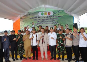 Bupati PPU, Mudyat Noor, saat mendampingi Menteri Pertanian RI, Andi Amran Sulaiman, dalam kegiatan pencanangan gerakan modernisasi pertanian di Desa Gunung Intan, Kecamatan Babulu