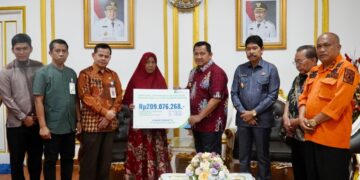 Mudyat Noor saat menyerahkan santunan 