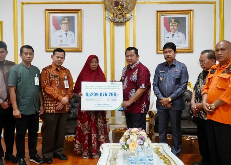 Mudyat Noor saat menyerahkan santunan 