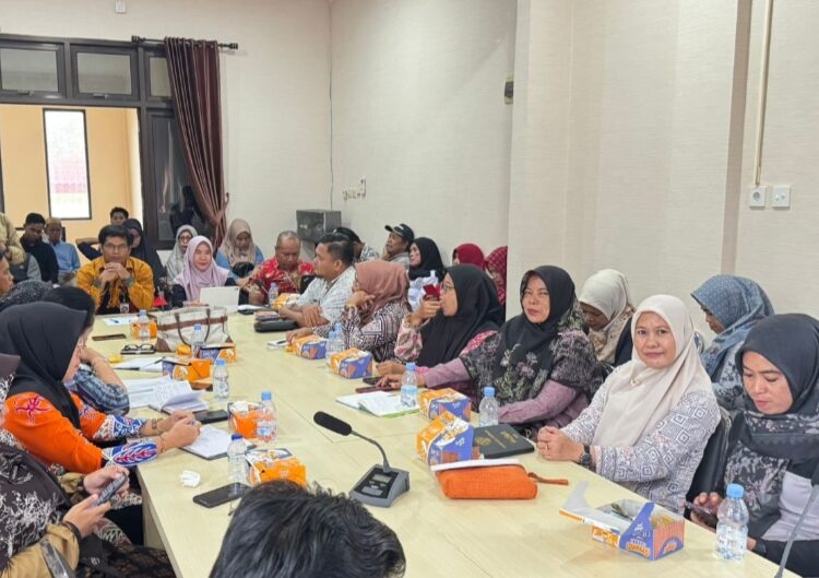 Rapat Kecamatan Penajam pada Jumat, 9 Mei 2025, di ruang rapat Kantor Kecamatan Penajam.