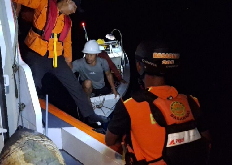 Basarnas Balikpapan Selamatkan Tiga Pemancing Usai Kapal Alami Gangguan Mesin di Laut Sepinggan