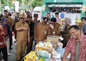 Wakil Wali Kota Bagus Susetyo meninjau Pasar Murah